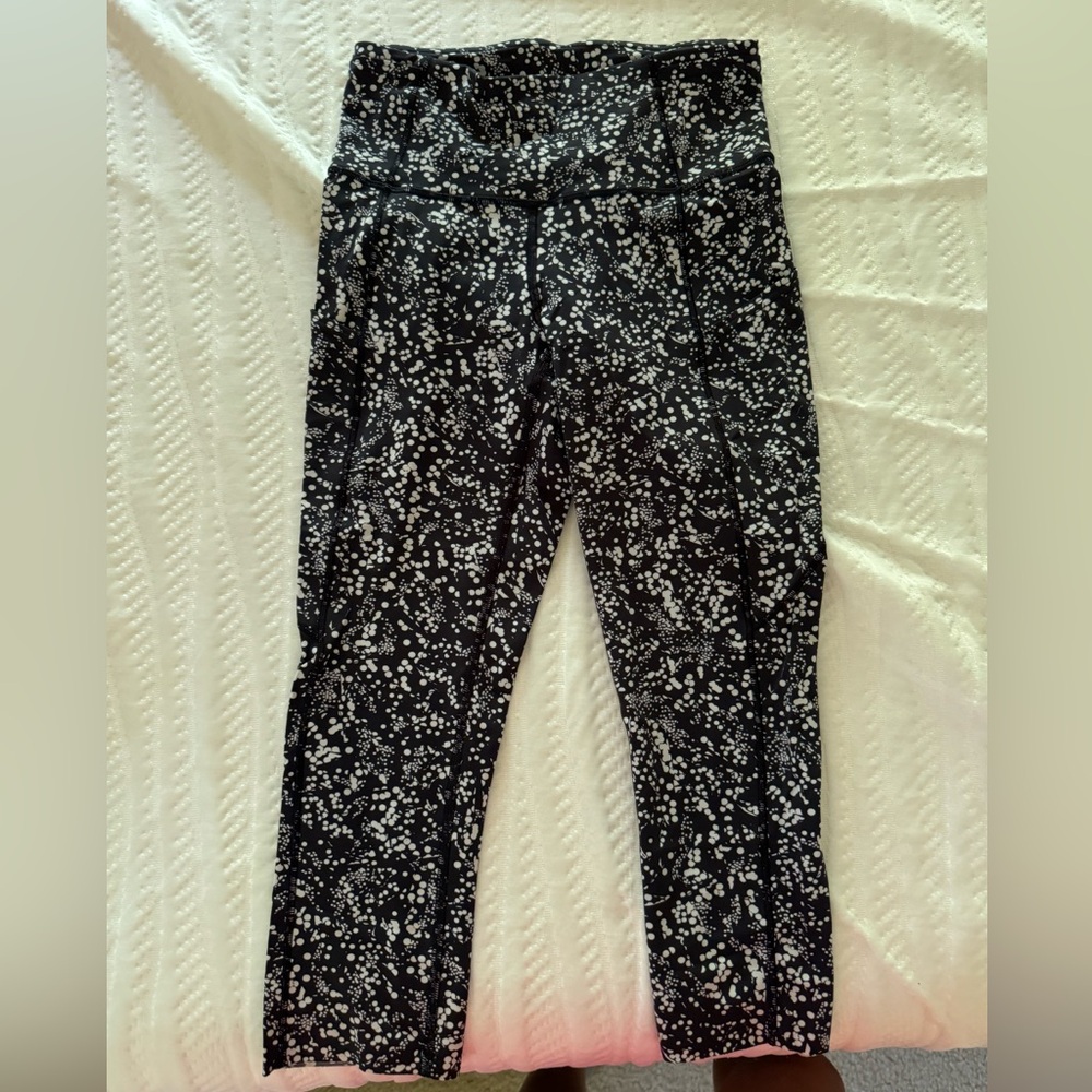 Luluemon, Black and white polka dot, Capris, size 4, pockets, condition New